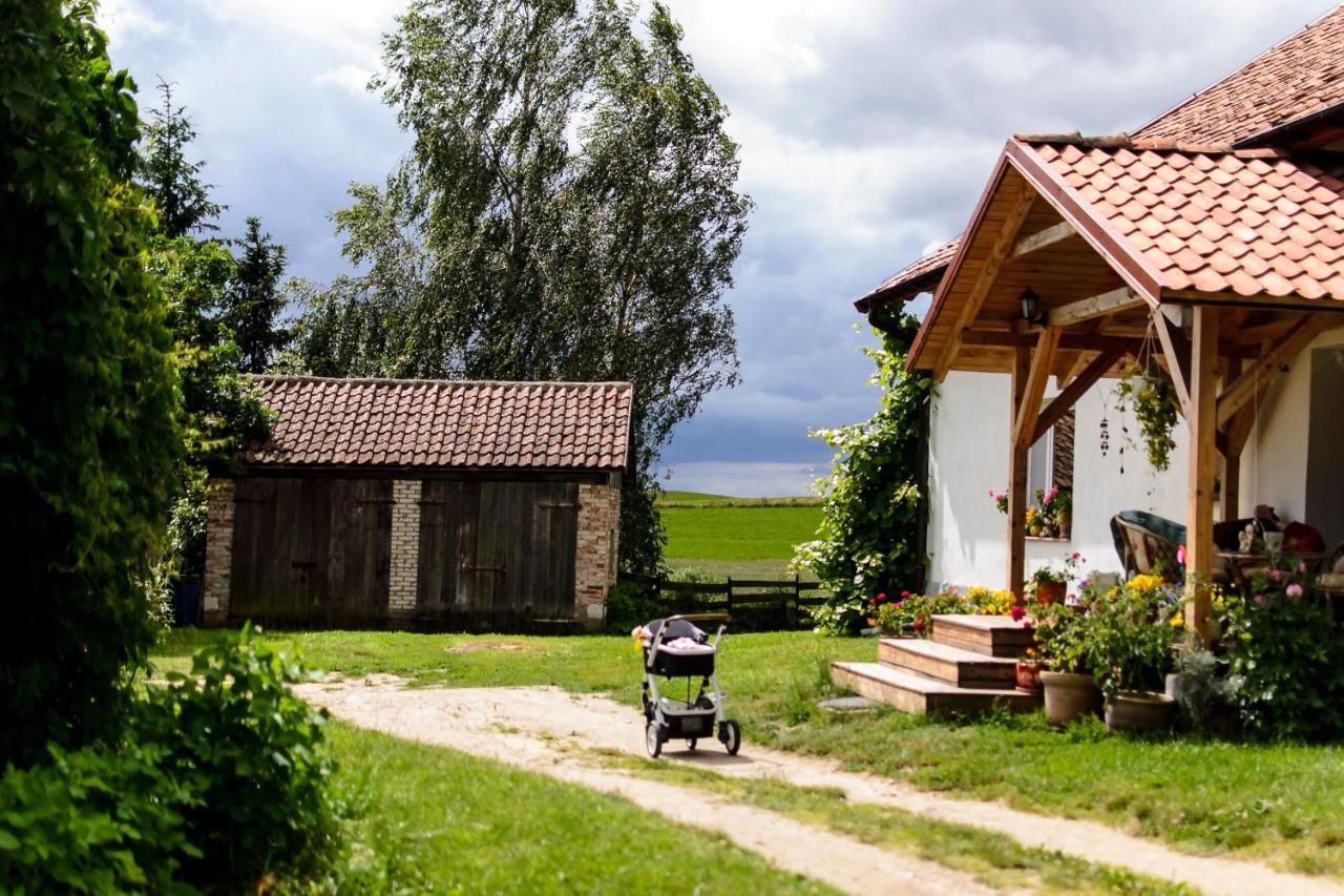 Zakatek Szczescia Eko Agroturystyka Kiwity Exterior photo